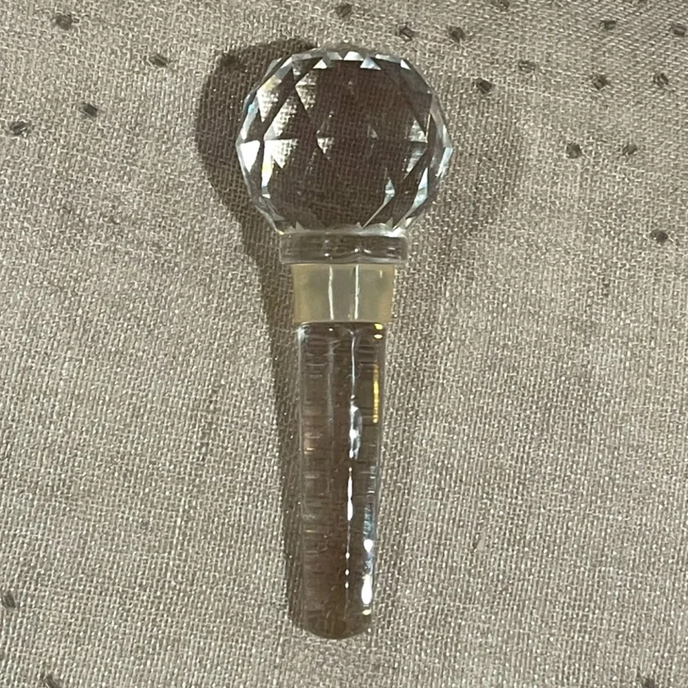Elegant Crystal Wine Stopper